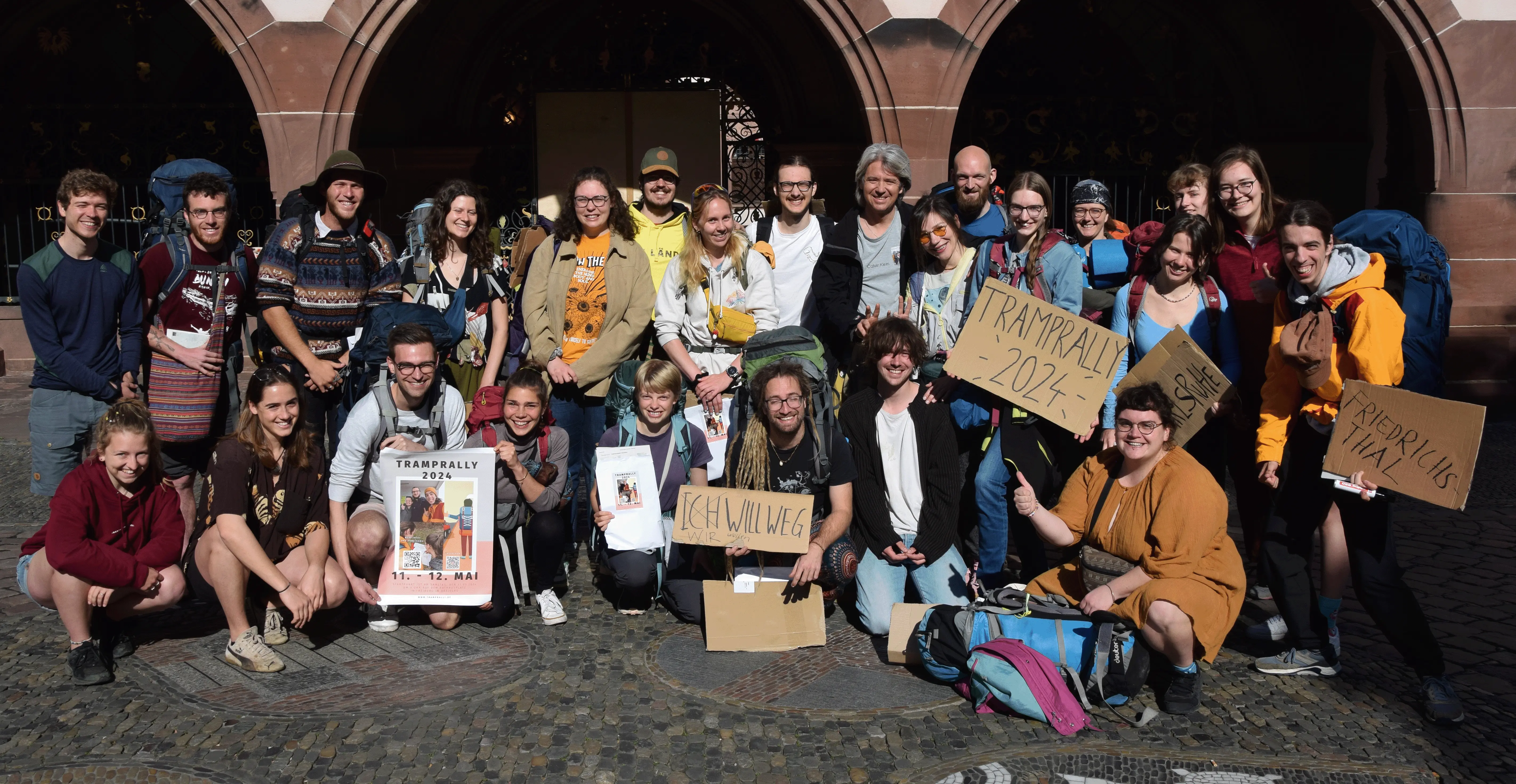 Group photo of all participants at the start line in front of the Freiburg town hall
