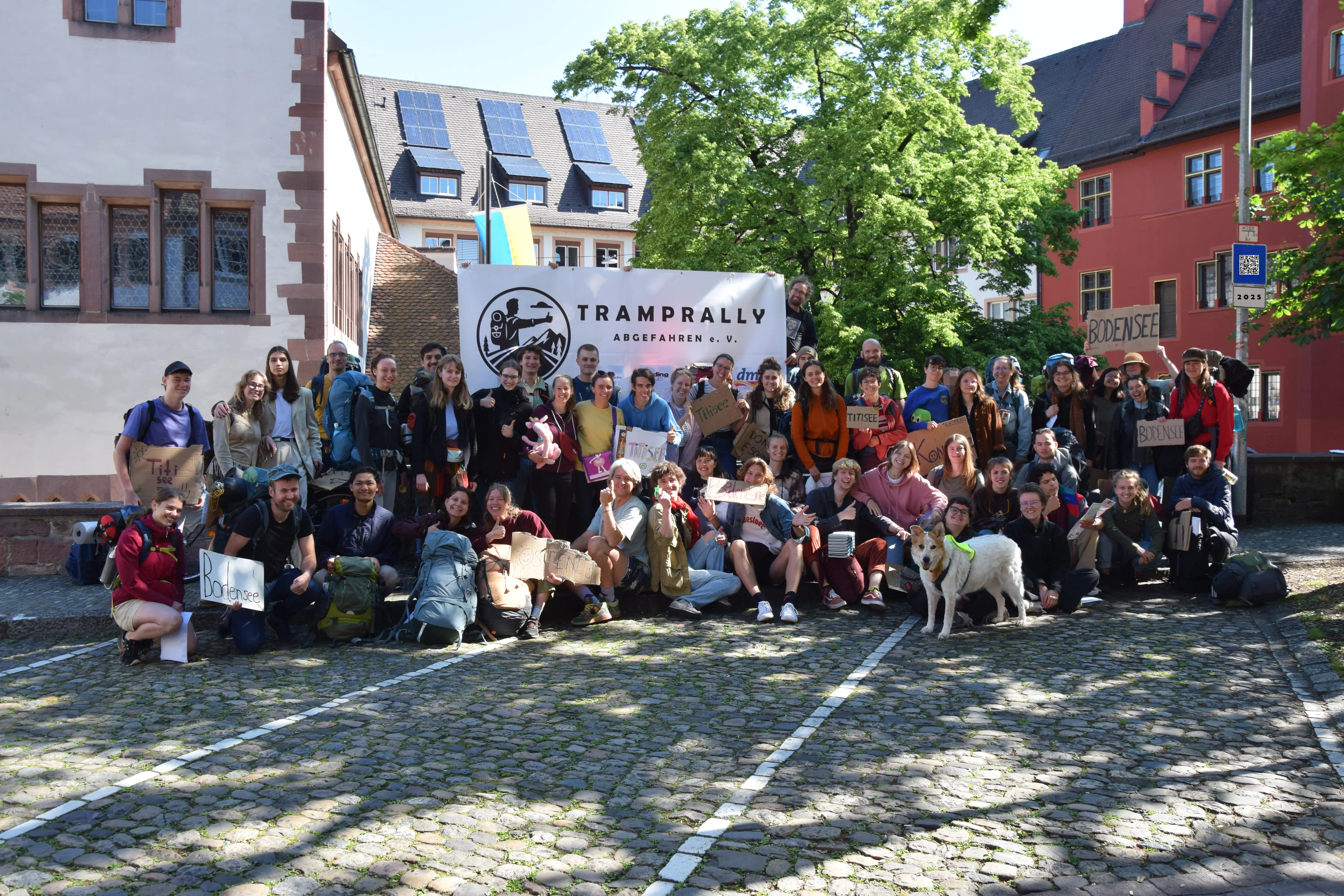 Group photo of all participants at the start line in front of the Freiburg town hall